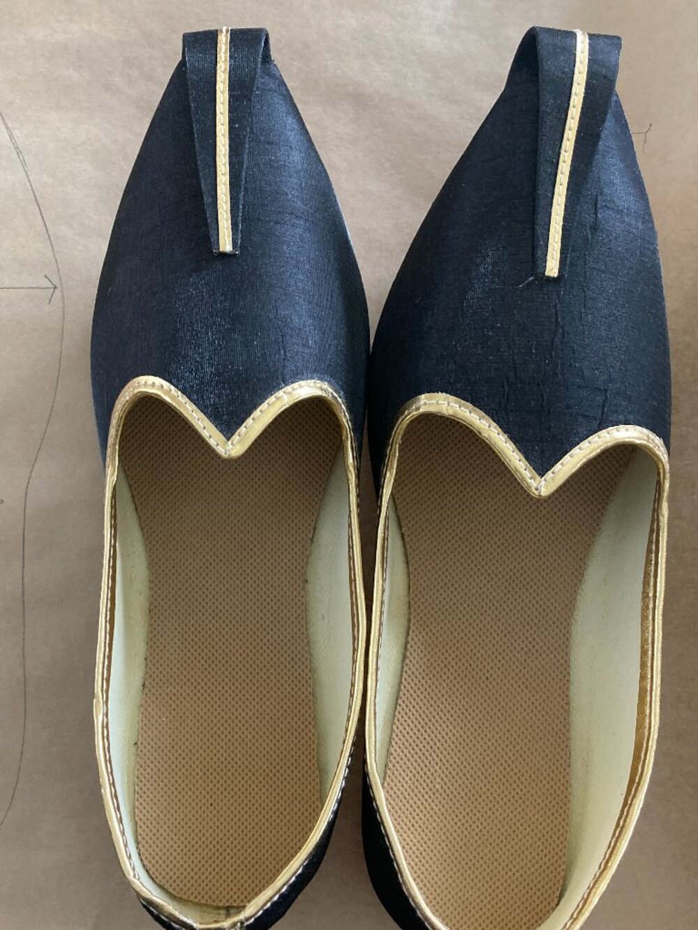 Black colored Mojari (Jutti) Indian shoes